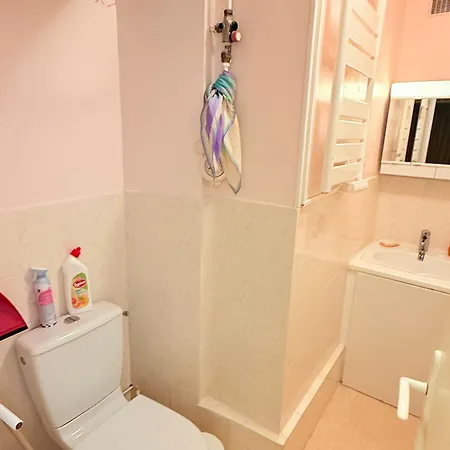 Appartement Joli Avec Balcon Et Parking à - Fr-1-712-1