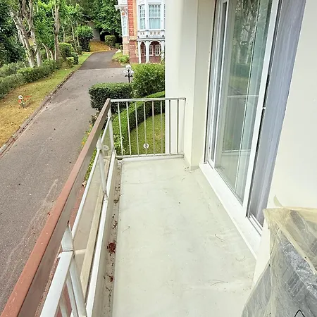 Joli Avec Balcon Et Parking à - Fr-1-712-1